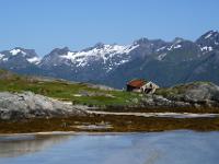 Sandvika Bucht bei Moland mit Hüttenruine und Bergkette dahinter - Lofoten